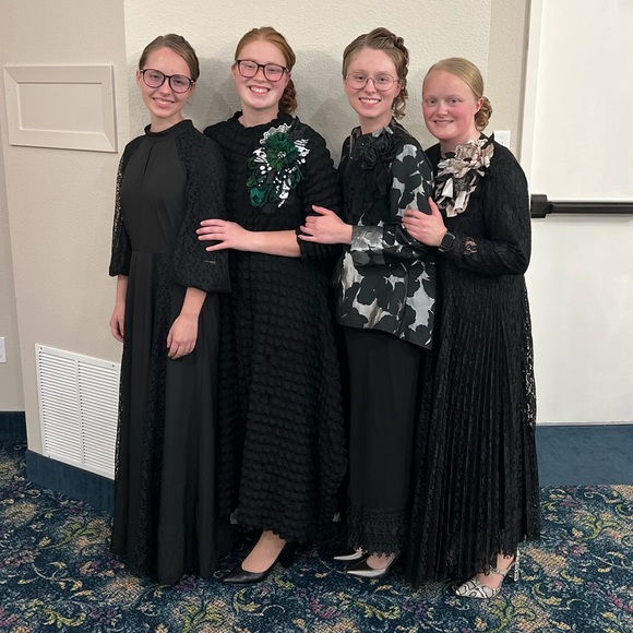 Meet your Posher, Alyssa - Picture 9 of 15